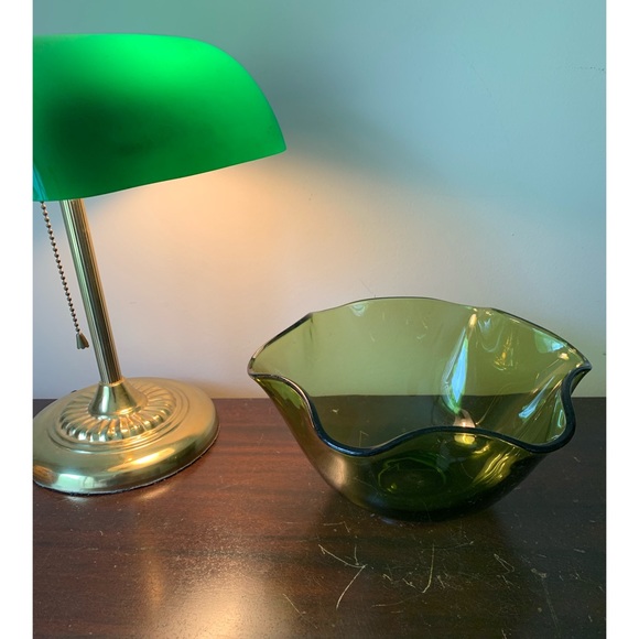 Vintage : green avocado glass bowl w crimped edge - Picture 3 of 10